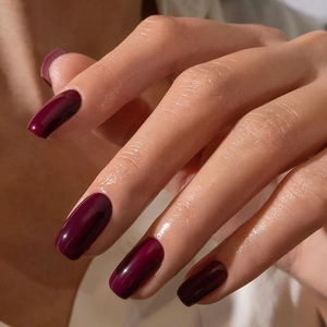 Uñas postizas cuadradas largas color granate brillante para un aspecto elegante