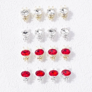 Détail de bijoux d'ongles en forme de lapin en or, argent, rouge et cristal transparent