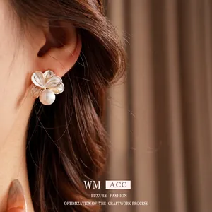 Boucles d'oreilles fleur vintage plaquées or avec perle, style français chic sur mannequin