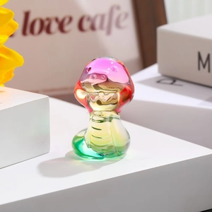 Vue détaillée d'une figurine de champignon serpent en verre avec dégradé de couleurs