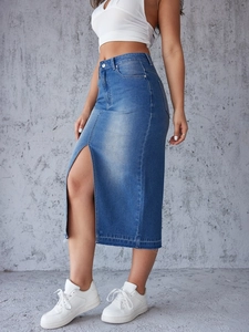 Vue latérale d'une jupe longue en jean bleu à taille haute avec fente et ourlet brut