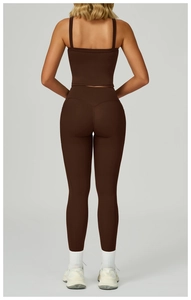 Détail du legging de yoga taille haute avec couture galbante et brassière de sport marron assortie