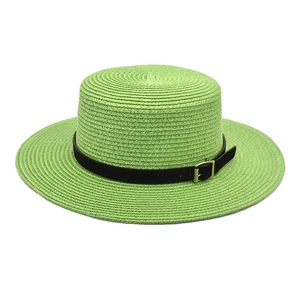 Detailansicht grüner flacher Strohhut mit braunem Schnallenband für Damen im Sommer