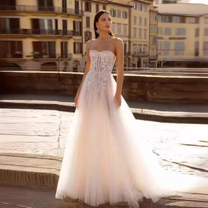 Robe de mariée bustier élégante en tulle avec corsage en dentelle florale et traîne