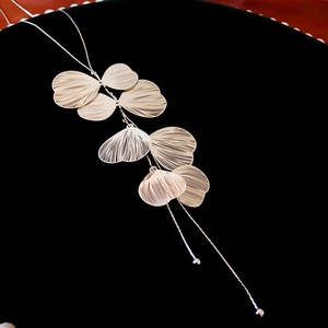 Detailansicht der geschichteten Ginkgoblatt-Halskette mit metallischem Glanz