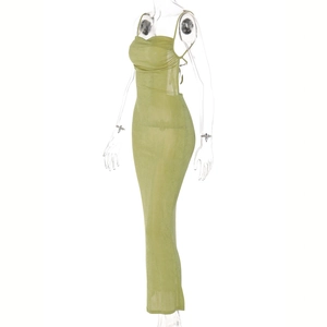 Détail du dos nu avec laçage sur une robe longue moulante couleur vert avocat