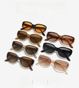 Vue à plat de plusieurs lunettes de soleil œil-de-chat rétro en différentes couleurs