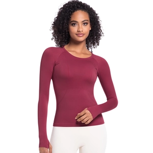 Dettaglio maglia da yoga bordeaux a maniche lunghe con trama senza cuciture e vestibilità