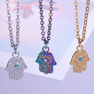 Pendentifs Main de Fatma en or, argent et acier arc-en-ciel avec strass bleus