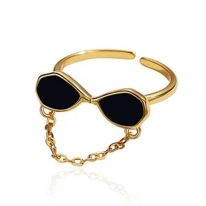 Creative S925 silver sunglasses ring with golden finish and hanging chain decor