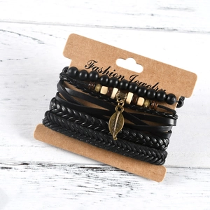 Set aus vier handgeflochtenen Lederarmbändern mit Blattanhänger und Holzperlen auf Karte