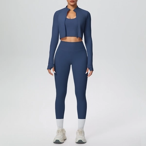Dettaglio del set yoga blu scuro 3 pezzi con giacca, reggiseno sportivo e leggings a vita alta