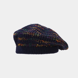 Gros plan du béret en maille bleu foncé avec des détails de fils mouchetés orange et jaune
