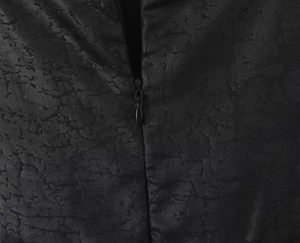Détail de la fermeture éclair invisible de haute qualité sur la robe noire texturée