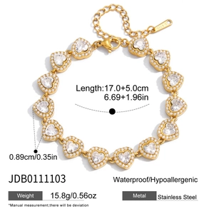 Détail du bracelet cœur en acier doré avec zircons et informations sur les dimensions