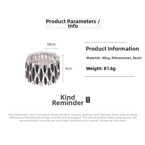 Dettaglio di un bracciale elastico con resina marquise nera e strass bianchi