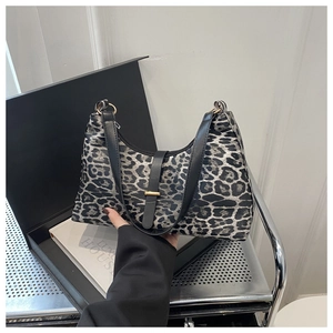 Nahaufnahme der Schultertasche mit Leopardenmuster, schwarzem Riemen und Schnalle