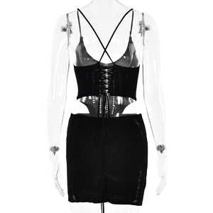 Détail d'un ensemble en tricot noir avec haut dos nu et mini-jupe assortie élégante