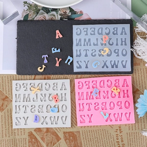 Macrodetail van siliconen alfabetvorm voor DIY-bakken en harsambachten met letters A-Z