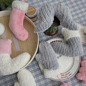 Détail de chaussettes, gants et bottes de Noël en peluche pour décoration de sapin DIY