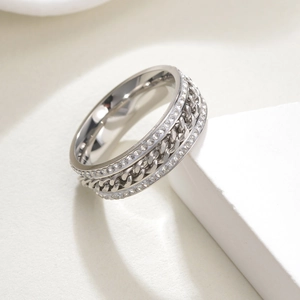 Gros plan sur une bague rotative en acier inoxydable argenté avec double rangée de cristaux
