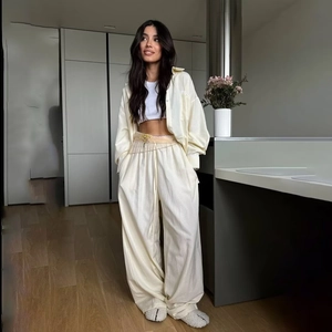 Ensemble décontracté beige pour femme avec chemise à rayures et pantalon large taille haute