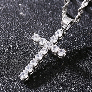 Vista macro di una collana a croce hip hop d'argento con micro-pavé di zirconi cubici