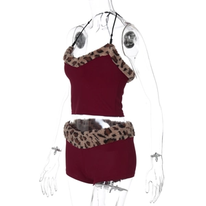 Détail d'un ensemble deux pièces bordeaux avec bordure léopard en peluche sur le short