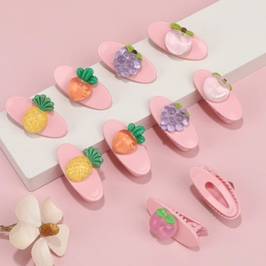 Set mit zehn süßen 3D-Fruchthaarklammern für Mädchen in Rosa mit tollen Erdbeermotiven