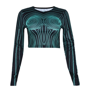 Gros plan d'un crop top à manches longues avec motif vague numérique et ajouré cyan