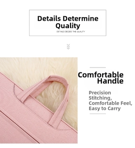 Dettaglio del manico della borsa porta pc rosa con cuciture rinforzate e tessuto oxford