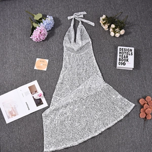 Détail de la robe dos nu à paillettes blanches avec texture brillante et coupe élégante