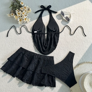 Detailansicht des schwarzen Bikini-Sets mit gewellter Stoffstruktur und Rüschenrock