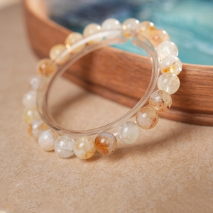 Vue macro d'un bracelet en perles de citrine avec des cristaux jaunes translucides sur pierre