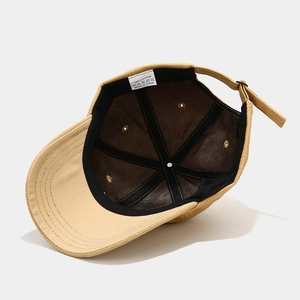 Dettaglio interno del cappellino in cotone kaki con etichetta 100% cotone e fascia tergisudore