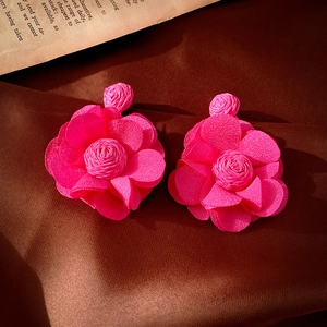 Détail macro de pétales de fleurs en tissu rose vif sur fond de soie élégante
