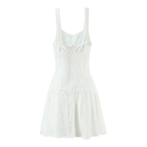 Robe blanche sans manches en dentelle avec nœud à la taille et détails crochetés