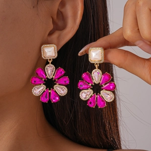 Orecchini a fiore con cristalli rosa e perle quadrate su base metallica dorata