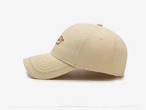 Vue détaillée d'une casquette en coton beige avec broderie marron de haute qualité