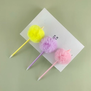 Détails de trois stylos licorne en peluche glacée en jaune, violet et rose