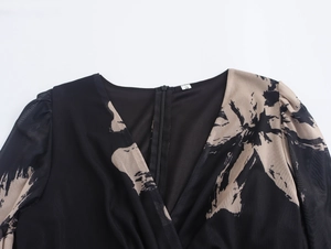 Détails du col en V et de la texture en maille de cette robe longue à fleurs chic