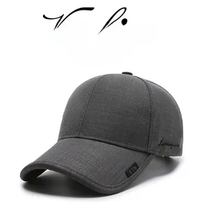 Détail d'une casquette de baseball gris foncé avec texture tissée et étiquette brodée