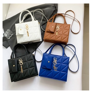 Sacs à main matelassés en blanc, marron, noir et bleu avec logo SS doré en vue à plat