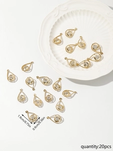 Macro detail of teardrop gold pendant with zircons showing dimensions 1.9cm and quantity 20pcs