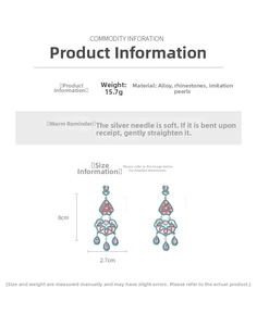 Vue détaillée des boucles d'oreilles vintage avec pompons, gemmes et perles blanches