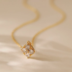Minimalistische 18K vergoldete Halskette mit quadratischem Anhänger und Zirkonia-Besatz