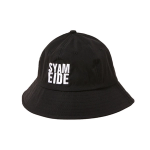 Chapeau bob noir classique en coton avec broderie blanche SYAM EIDE sur fond blanc