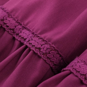 Abito bohémien viola con ricami dettagliati sullo scollo e tessuto a pieghe