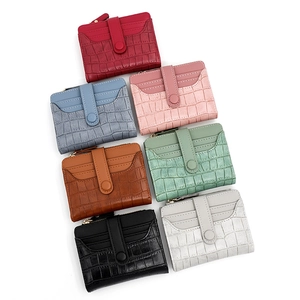 Portafoglio corto da donna con motivo a coccodrillo in sette colori e zip in metallo