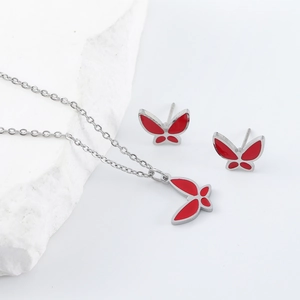 Elegante set di gioielli a farfalla rossa con collana e orecchini a perno minimalisti